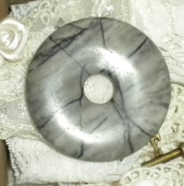 Donut hanger 5 cm grijs met zwarte aders