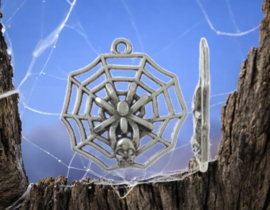 Metalen bedeltje van een spin in een web, antiek zilverkleur afm.  27 x 29 x 3mm oogje c.a. 1,5mm