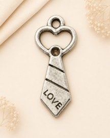 4 x Metalen bedels stropdas met tekst Love 30 x 13 mm – oogje 3 mm – antiek zilverkleur ♥