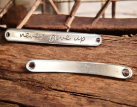 1 x DQ metaal tussenstuk antiek zilver kleur ca.43 x 5mm never give up, oogje 2,5mm (Nikkelvrij)