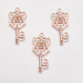 2 x DQ Rose Gold bedeltje van een sleutel  41 x 17,5 x 3mm, gat: 2.5mm (op is op!)