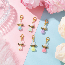 1 x Geluksengeltje met clip 33 mm – pastel kleur – goudkleur