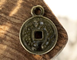 10 x Metalen bedel van een  Chinese munt, geel koperkleur afm. 12 mm Oogje 1,9 mm