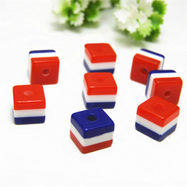 10 x Resin kubus regenboog kraal  8 x 8 x 7mm rood wit blauw gat: 2mm