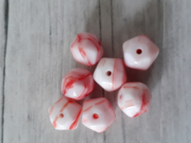 10 x mooie geslepen glas/ facetkraal wit met rood bewerkt 7 x8 mm gat:1 mm