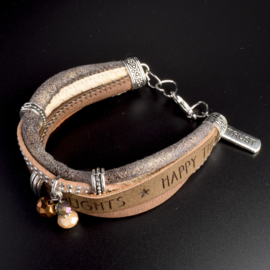 Prachtige armband, verstelbaar met metalen elementen happy thoughts and trust bedel