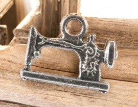 x Metalen bedel van een naaimachine, antiek zilverkleur afm. 19 x 15mm