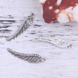 Prachtige  Tibetaans zilveren Engelen vleugel, met strass steentjes  35 x 8mm