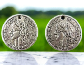 4 x Metalen bedel van een muntje, antiek zilverkleur afm.  18,5  x 18,5 x 1mm