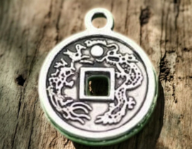 4 x Metalen bedel van een Chinese geluksmunt, antiek zilverkleur afm. 19 x 15 x 1,5 oogje 2mm