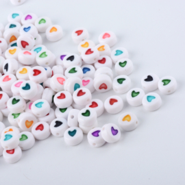 20 x Letterkralen van acryl  7 x 3,5mm gat: 1mm wit met hartje mix kleuren ♥