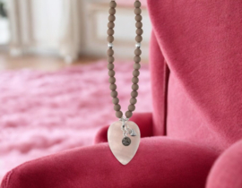 Lange Biba Ketting met beige houten kralen met hart en kristal bedels