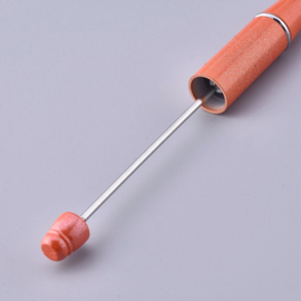 1 x Kunststof/metalen kralenpen 14,4 cm – staafje ca. 55 x 2 mm – donkeroranje