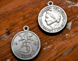2 x  Metalen bedel van 5 cent Nederland antiek zilverkleur 24,7 x 21mm oogje 1,7mm