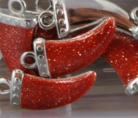 Mooi metalen glitter tand hanger afm. 47 x 20 mm bruin-rood