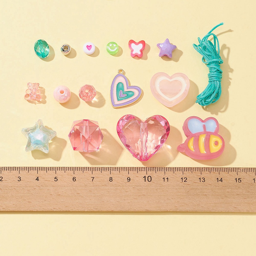 Kinder DIY armbandjes maken set – vrolijke kralen, bedels en draad – gemixte kleuren – inclusief opbergdoos (In bestelling)