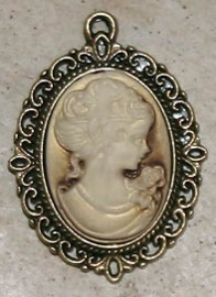 Houder R: Prachtige Camée of Cabochon houder. Binnenzijde: 18 x 25mm oogje 2mm