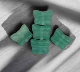 10 x Groene glaskraal  vlinder 9 x 7 mm gat: 1 mm