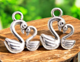 2 x Metalen bedel van een zwaan, antiek zilverkleur, afm. 13 x 15,5 x 4 mm, oogje: 2mm