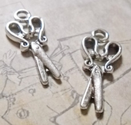 4 x tibetaans zilveren bedel van een schaar 28 x 12,5 x 3mm gat: 3mm