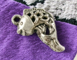 6 x Metalen bedel van een vis, antiek ziverkleur, afm.  20 x12 mm