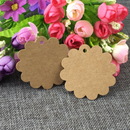 50 x bruine labels prijskaartjes met jute touw bloem model afm. 60 x 0,5mm ponsgat: 5mm