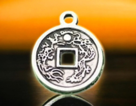 6 x Metalen bedeltje van een Chinese geluksmunt, antiek zilverkleur afm. 12,5 x 12,5 x 2 oogje 1,5mm
