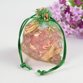 c.a. 100 organza zakjes 10 x 12cm kerst groen met goud opdruk