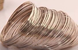 Platte memory Wire voor armbanden 55 mm zilverkleurig 25 wendingen plat 1,2 x 0,5mm