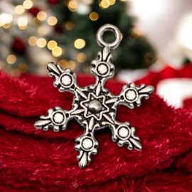 4 x Metalen bedeltje van een sneeuwvlok, antiek zilverkleur afm.  23 x 17mm