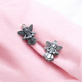 2 xMetalen bedel van een engel met hartjes, antiek zilverkleur, afm. 22x17mm, oogje c.a. 1-3mm