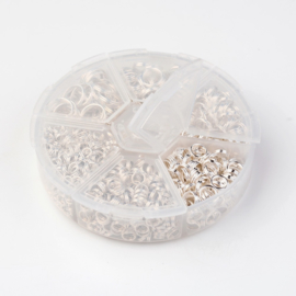 Doosje met gemengde verzilverde split ringetjes Ø  4~10mm  dik 1,4mm