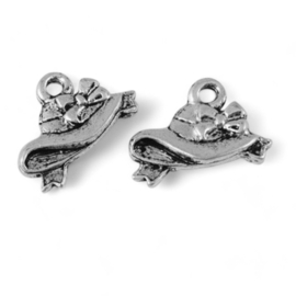 2 x Metalen bedeltje van een hoedje, antiek zilver kleur 12 x 17 x 2mm oogje: 2mm