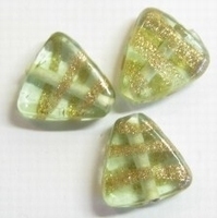10 x Glaskraal driehoek l.groen met goud versierd 16 mm