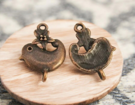 2 x Metalen bedeltje van een vogel met een bloem, rood koper kleur afm. 22 x 18 x 2mm oogje 2mm