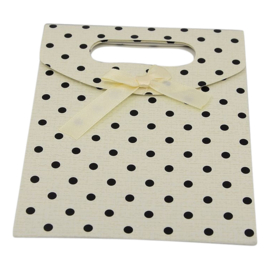 Cadeautasje kraft papier afmeting: 165 x 125 x 56mm met strikje (op = op!)