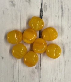 10 Stuks mooie mais gele  glaskraal met een bijzondere vorm 11mm gat 1mm