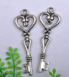 2 x Tibetaans zilveren sleutel 42 x 14,5 x 2,5 gat: 2mm