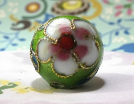 1 x Handgemaakte ronde cloisonné kraal ca. 8 mm – lichtgroen met mix kleuren – gat ca. 1 mm