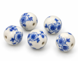 5 x Ronde keramiek kralen Delfts blauw 13 mm – gat 1,8 mm – met bloem