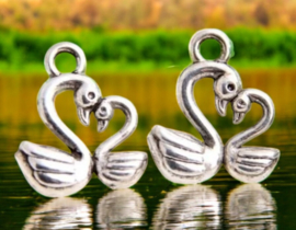 2 x Metalen bedel van een zwaan, antiek zilverkleur, afm. 13 x 15,5 x 4 mm, oogje: 2mm