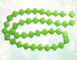 10 x vierkante kralen van melkglas 10 x 10 x 5mm Licht groen gat: 1,15mm
