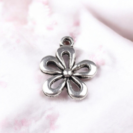 6 x Metalen bedeltje van een bloem 18 x 15 x 2mm Oogje: 1,5mm