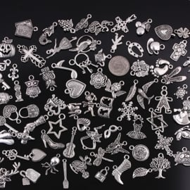 60 stuks Tibetaans zilveren bedeltjes mix (keuze uit meerdere kleuren)