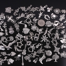30 stuks Tibetaans zilveren bedeltjes mix (keuze uit meerdere kleuren)