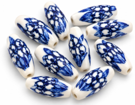 5 x Langwerpige keramiek kralen met tulpen 30 x 12 mm – gat 2 mm – Delfts blauw