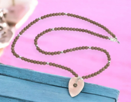 Lange Biba Ketting met beige houten kralen met hart en kristal bedels