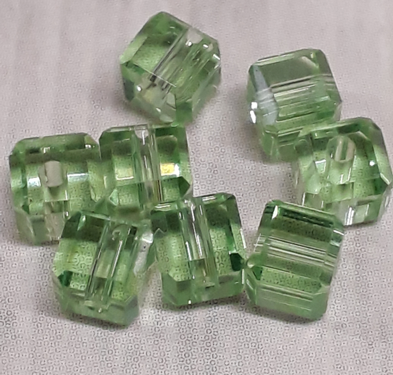 10x prachtige kubusvormige facet glaskraal groen 4x4 mm gat 1mm