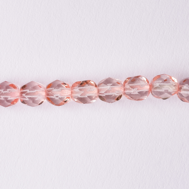 Streng met c.a. 100 x  Ronde Tsjechische kralen facet kristal afm: c.a. 4,5 x 5mm Kleur: roze gat c.a.: 1mm