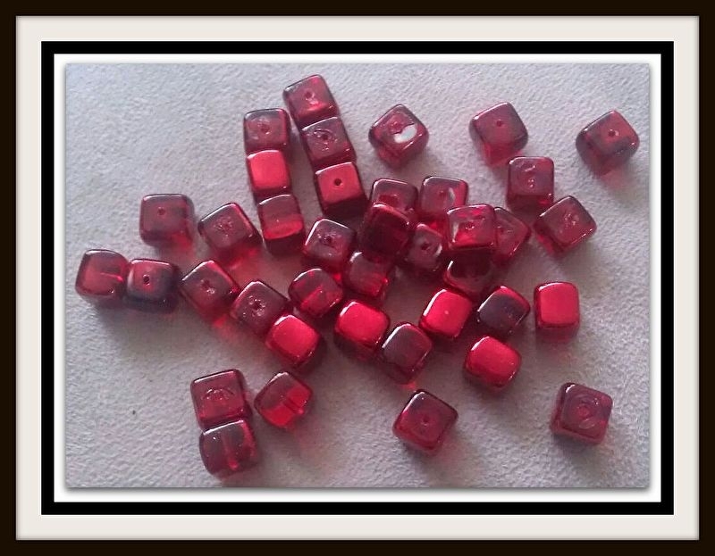 10 x Glaskralen kubus rood met olieglans 7 x 9 mm AB